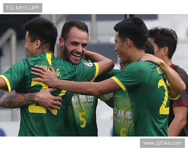 国安与上港激战正酣比分悬念不断球迷期待精彩瞬间